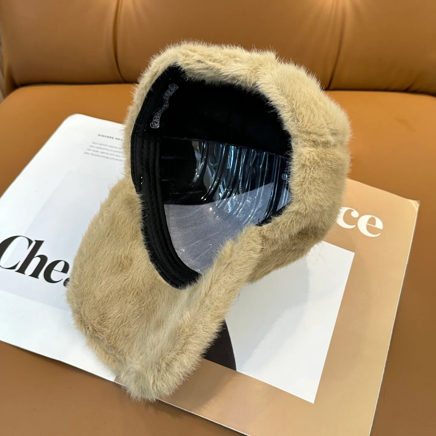 P66 Crow Heart's new autumn and winter baseball cap. It is full of autumn and winter atmosphere. The quality is great. The deepening of the hat shape makes it more elegant. It is very nice for both men and women. It is a classic among classics. It goes well with daily wear. Casual and fashionable.